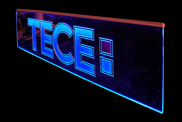 Prezenter grawerowany podświetlany niebieskimi diodami z logo TECE