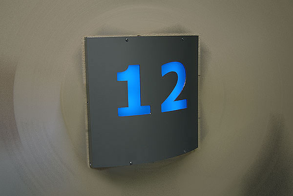 Podświetlany numer klatki schodowej na budynek mieszkalny lub firmę