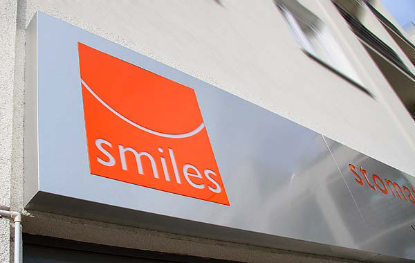Ekskluzywny szyld gabinetu stomatologicznego Smiles