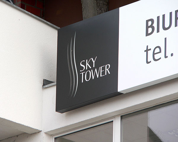 Szyld biura sprzedaży Sky Tower wykonany z dibondu