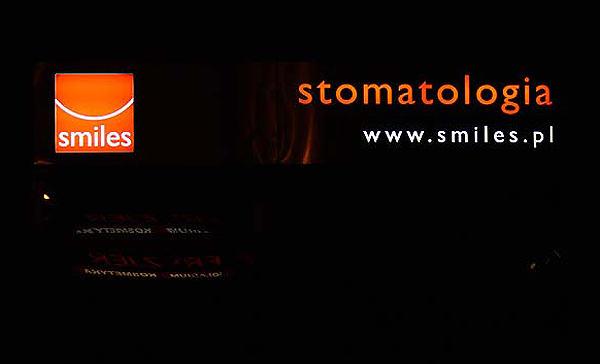 Kaseton podświetlany Stomatologia Smiles w nocy