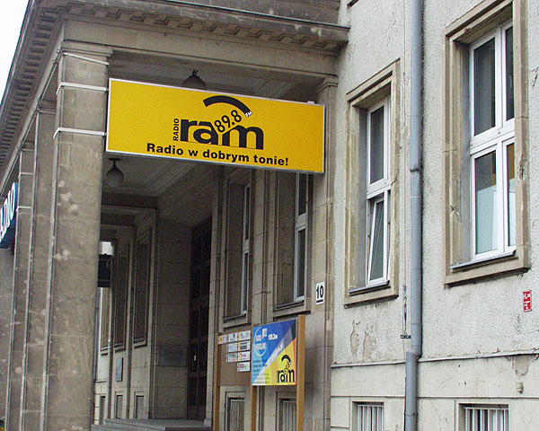 Oznakowanie budynku rozgłośni radiowej we Wrocławiu. Szyldy Radia Wrocław i Radia RAM wykonaliśmy z pleksi wyklejonej samoprzylepną folią. Boki kasetonów wykonaliśmy z aluminium.