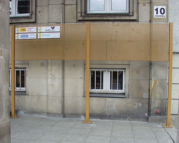 Tablica zbiorcza na szyldy dla najemców budynku Radia Wrocław