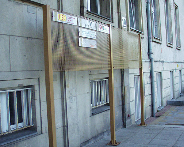 Tablica informacyjna z blachy aluminiowej z szyldami firm wynajmujacymi pomieszczenia w budynku Radia Wrocław