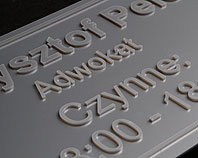 Szyld firmowy tabliczka reklamowa z wypukłymi literami srebrnymi na srebrnym tle