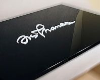 szyld firmowy tabliczka rekamowa wypukłe litery z białej pleksi o grubości 5 mm
na pudełku z aluminium lakierowanym na czarno