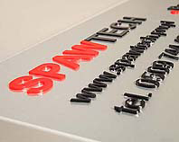 Elegancki szyld firomowy tablica reklamowa z blachy z wypukłymi
literami dla firmy Spawtech
