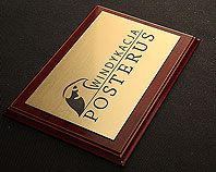 złoty grawerowany szyld firmowy tablica reklamowa na ozdobnym drewniany podkładzie dla firmy posterus