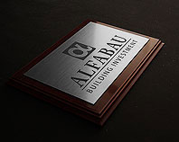 złoty grawerowany szyld firmowy tablica reklamowa na ozdobnym drewniany podkładzie dla firmy alfa bau