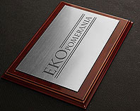 złoty grawerowany szyld firmowy tablica reklamowa na ozdobnym drewniany podkładzie dla firmy eko pomerania