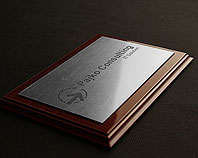 srebrny grawerowany szyld firmowy tablica reklamowa na ozdobnym drewniany podkładzie dla firmy pajko