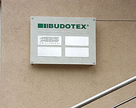 Ekskluzywny szyld z białego corianu dla biurowca Budotex