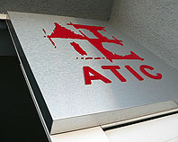 Bardzo elegancki szyld firmowy tabliczka reklamowa, litery z czerwonej pleksi na srebrenj szczotkowanej blasze aluminiowej