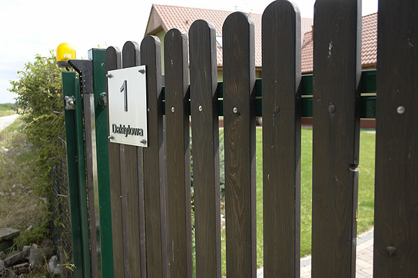 tabliczka z numerem domu na ogrodzenie