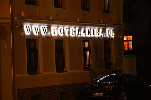 Złote litery przestrzenne podświetlane do tyłu na elewacji hotelu Akira w Wrocławiu