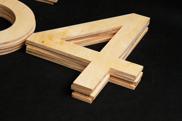 Czwórka litera cyfra wycieta z drewna sklejki