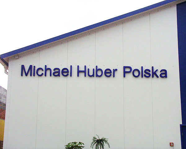 Litery ze styroduru pomalowane zgodnie z kolorystyką firmową dla firmy Huber Group