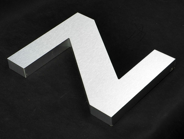 Srebrna ozdobna litera reklamowa z aluminium (dibondu)
