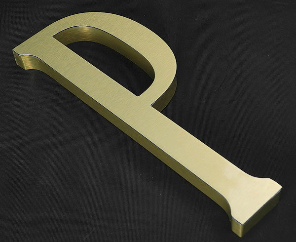 Złota litera reklamowa ze szczotkowanego ozdobnego aluminium (dibondu)