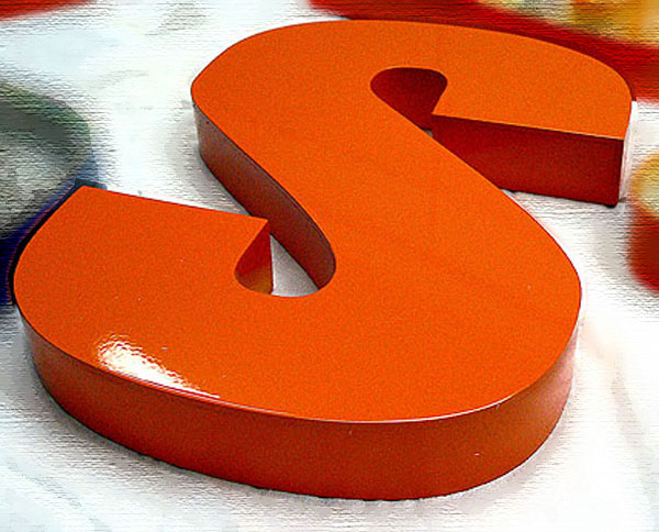Litera z PCV polakierowana na kolor pomarańczowy
