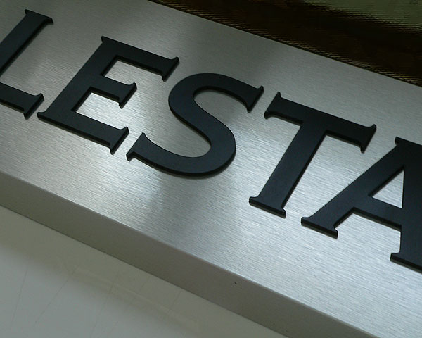 Srebrny niepodświetlany ozdobny kaseton reklamowy dla firmy Lesta
