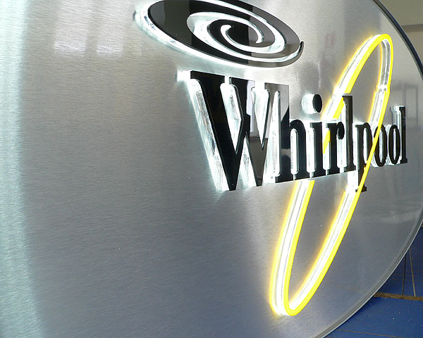 Podświetlane litery Whirpoola na srebrnym błyszczącym szczotkowanym dibondzie