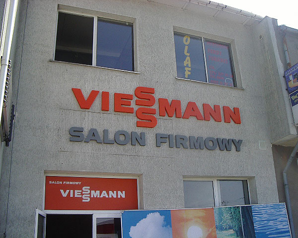 Logo przestrzenne Viessman nad wejściem do Salonu Firmowego