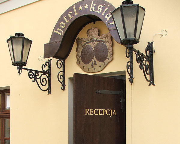 Literki ze złotej pleksi przyklejone bezpośrednio do drzwi recepcji Hotelu Książ. Grubość liter 3 mm.