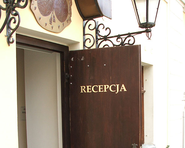 Literki ze złotej pleksi przyklejone bezpośrednio do drzwi recepcji Hotelu Książ. Grubość liter 3 mm.