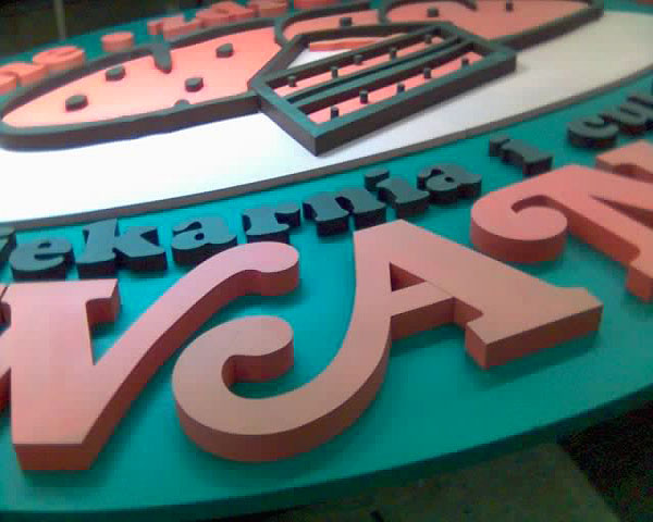 Logo - przestrzenny znak firmowy piekarni wykonaliśmy w całości ze styroduru. Styrodur pomalowaliśmy wodnymi farbami akrylowymi zgodnie z kolorystyką piekarni.