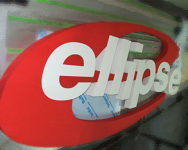 Logo firmy Ellipse -  przestrzenny znak firmowy i wykonaliśmy w całości ze styroduru. Styrodur pomalowaliśmy wodnymi farbami akrylowymi zgodnie z kolorystyką firmy