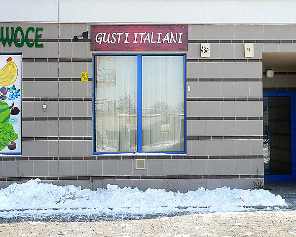 Litery przestrzenne nad witryną restaurcji od strony ulicy