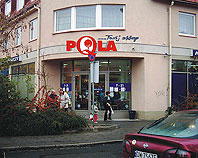 Litery ze styroduru nad wejściem do sklepu spożywczego PQLA