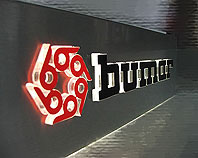 Litery i logo podświetlane Bumar 
z plexi na dystansie z bezbarwnej plexi