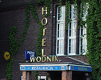 Litery z mosiądzu na elewacji Hotelu Wodnik we Wrocławiu