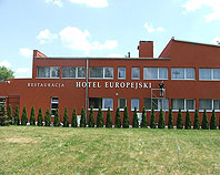 Białe litery ze styroduru na elewacji Hotelu Europejskiego