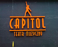 Litery pomarańczowe ze styroduru dla Teatru Muzycznego Capitol