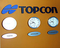 Ozdobne litery i logo Topcon ze styroduru zamontowane wewnątrz budynku