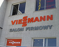 Logo Viessman ze styroduru zamontowane nad wejściem do salonu