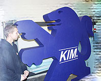 Ozdobny znak firmowy ze styropianu pomalowany na granatowo dla firmy KIM