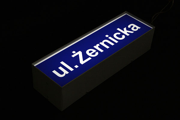 Podświetlana tablica adresowa z nazwą ulicy