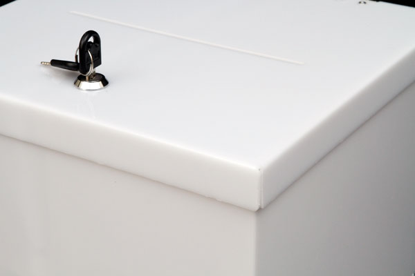 pudełko urna z białego poliwęglanu zamykana na kluczyk